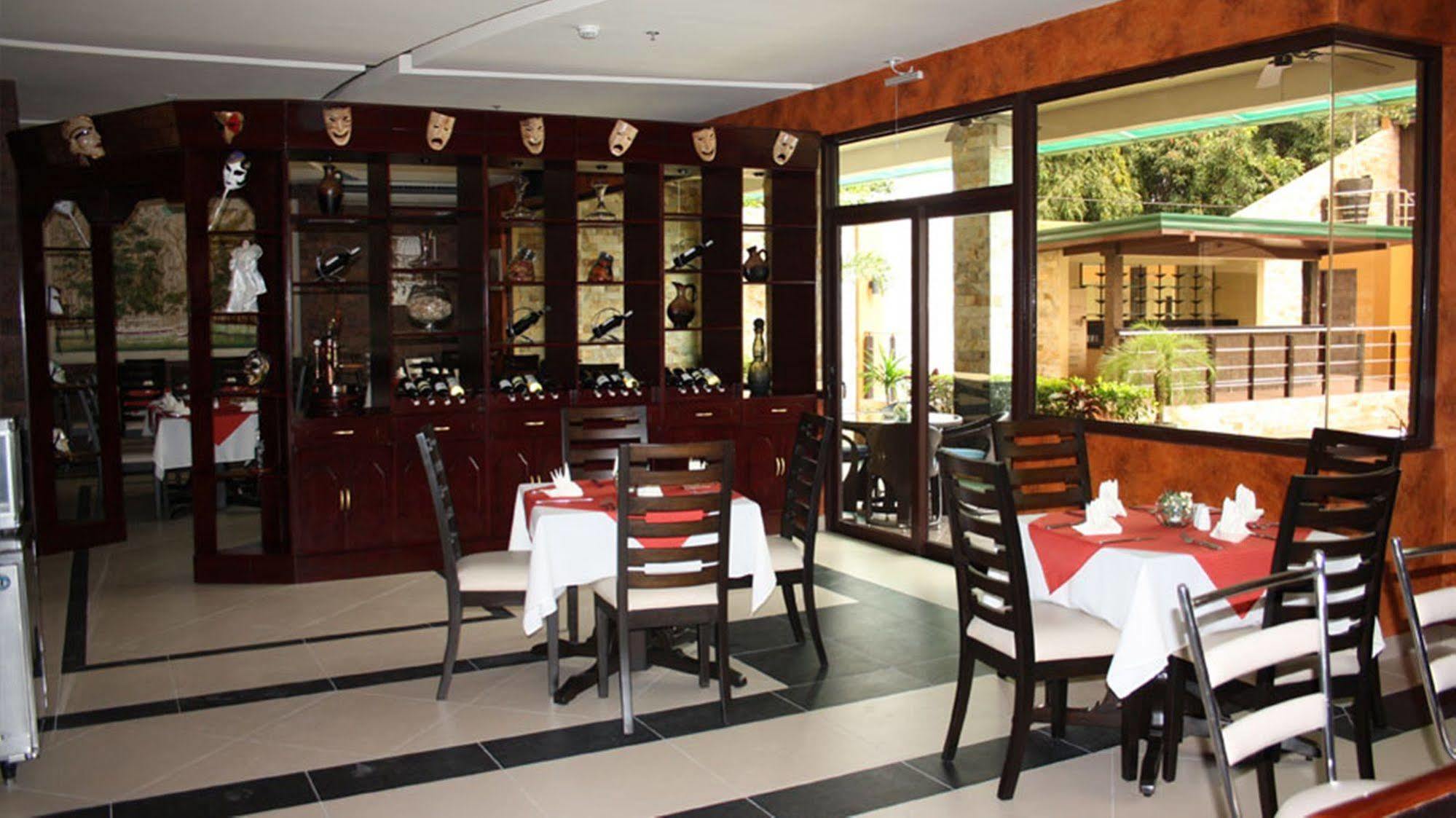 Queens Hotel Angeles City Exterior foto