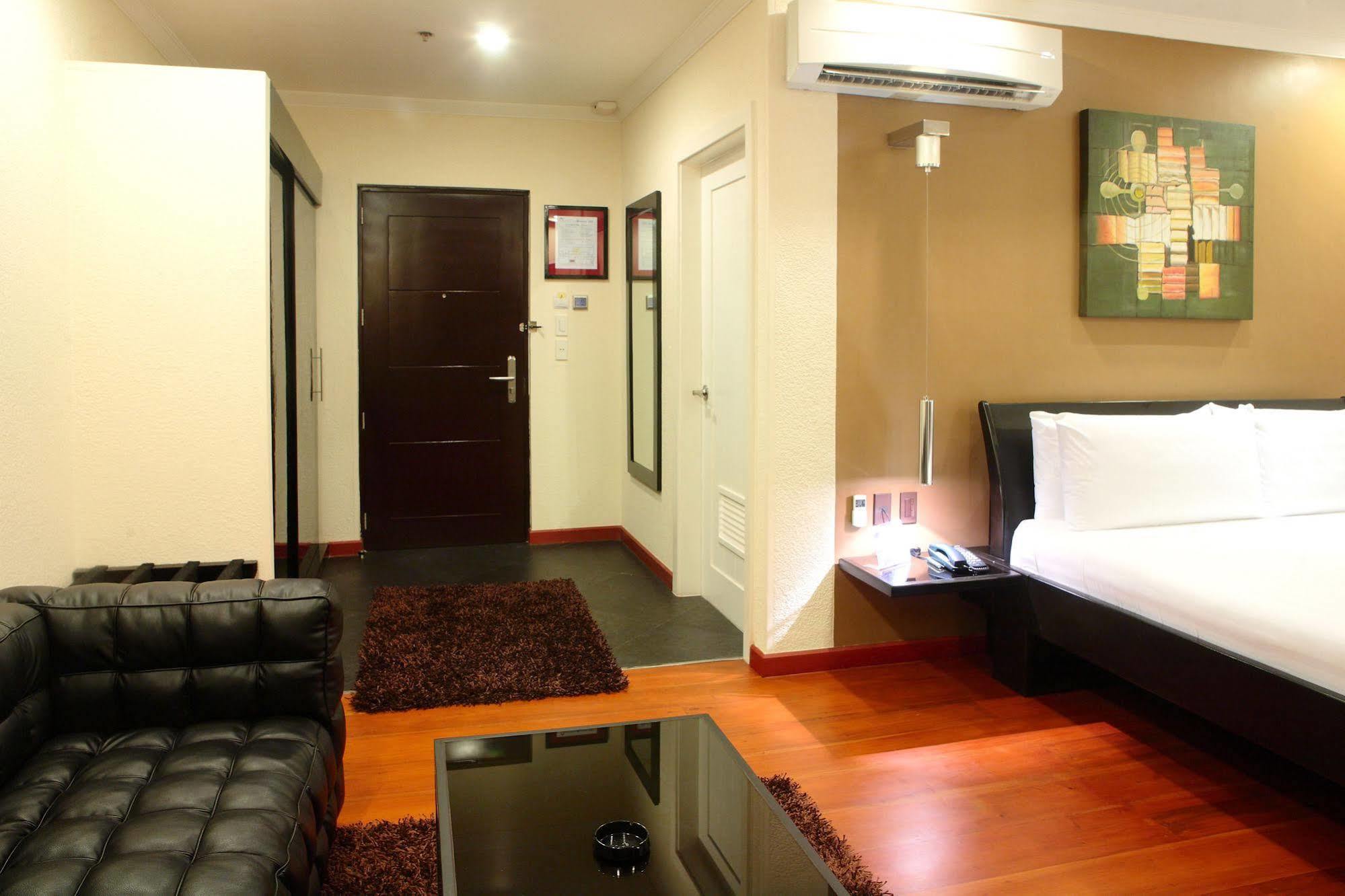 Queens Hotel Angeles City Exterior foto